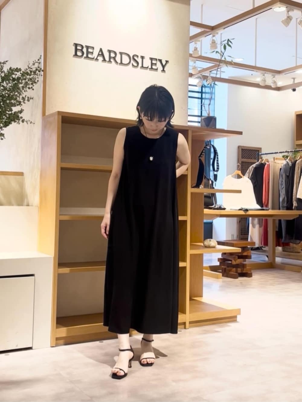 ブルー系のシャツ/ブラウス、ブラック系のワンピースを着用したレディースの春コーディネートの9枚目の写真