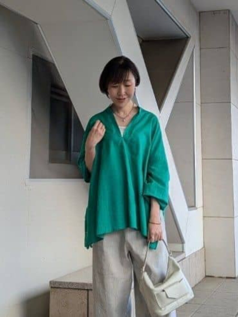 ベージュ系のその他パンツ、グリーン系のシャツ/ブラウスを着用したレディースの春コーディネートの4枚目の写真