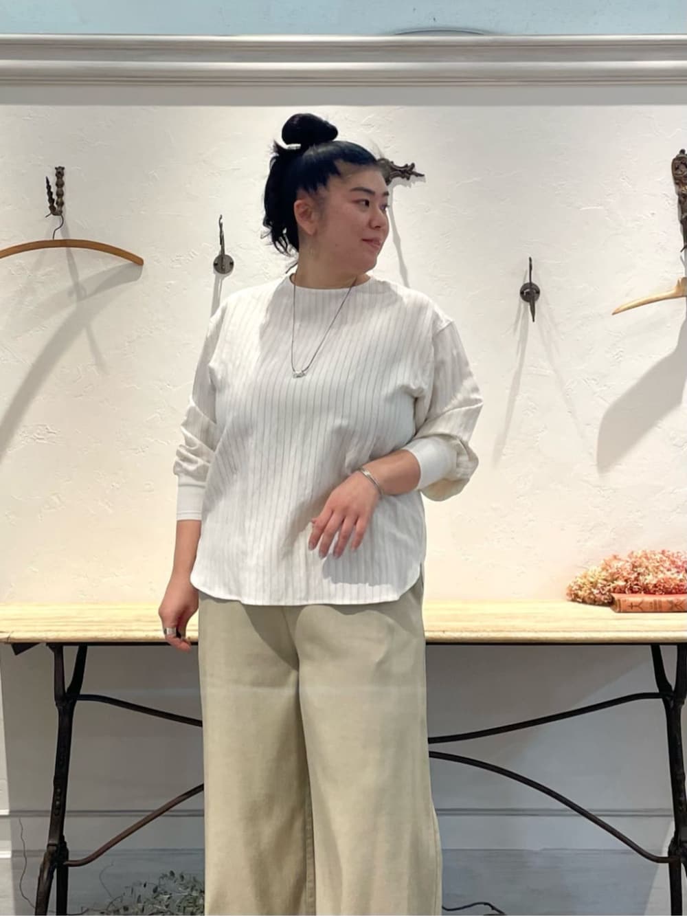 ブラック系のボストンバッグ、ベージュ系のその他パンツ、ブラック系のピーコートを着用したレディースの冬コーディネートの5枚目の写真