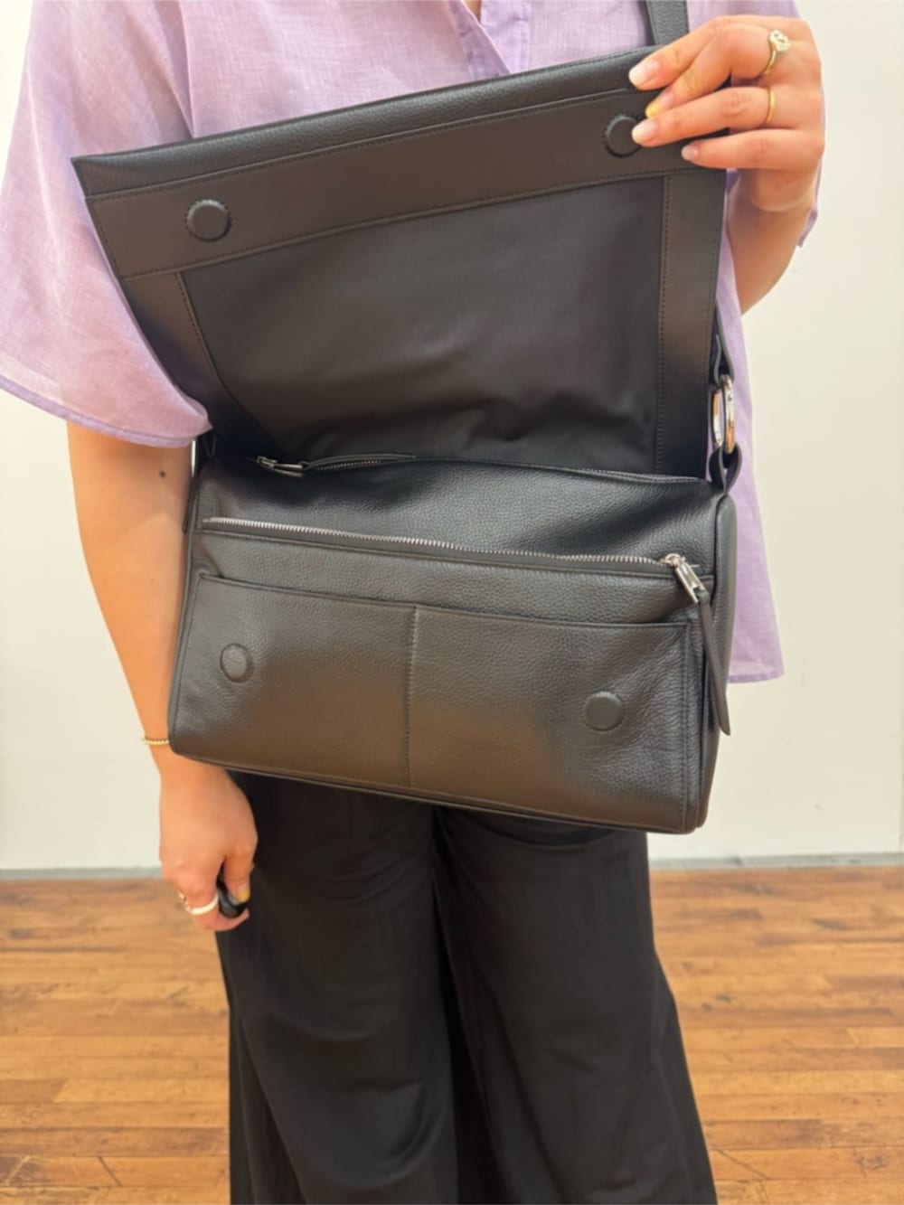 ブラック系のその他パンツ、ホワイト系のサンダル、ブラック系のショルダーバッグを着用したレディースの春コーディネートの9枚目の写真