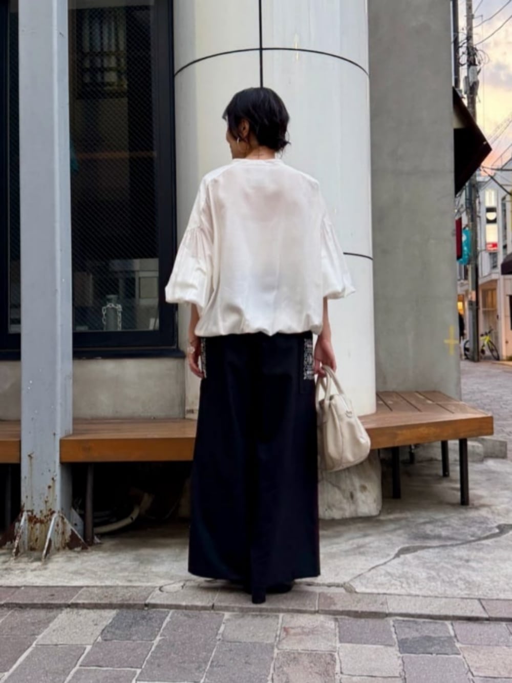 ホワイト系のシャツ/ブラウス、ブラック系のその他パンツ、ブラック系のブーツを着用したレディースの秋コーディネートの3枚目の写真
