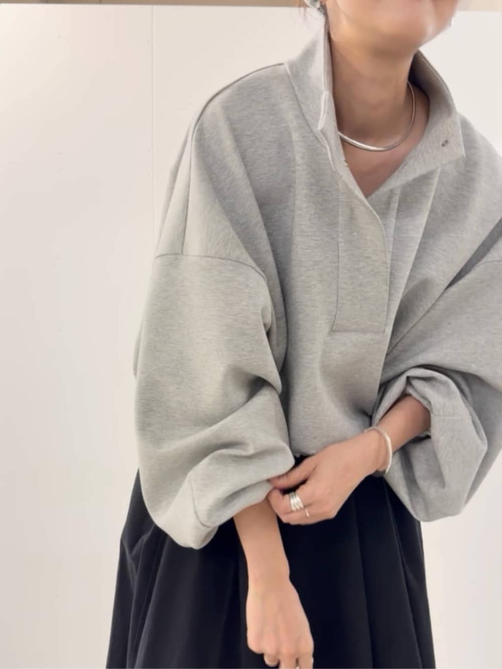 ブラック系のショルダーバッグ、ブラック系のスカート、グレー系のTシャツ/カットソーを着用したレディースの夏コーディネートの8枚目の写真