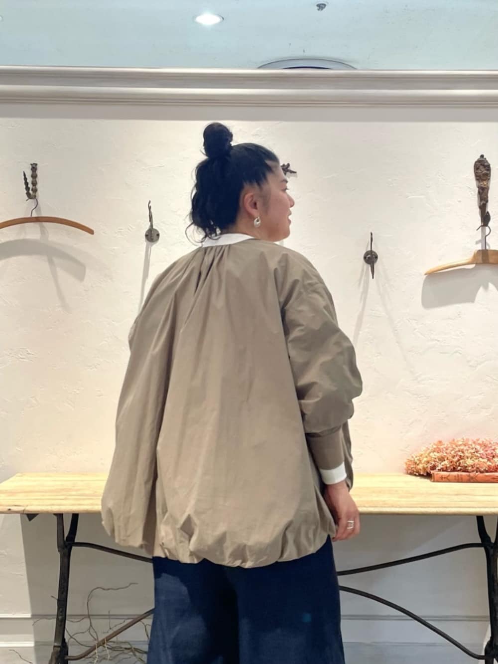 ブルー系のその他パンツ、ホワイト系のTシャツ/カットソー、ブラック系のトートバッグを着用したレディースの春コーディネートの6枚目の写真