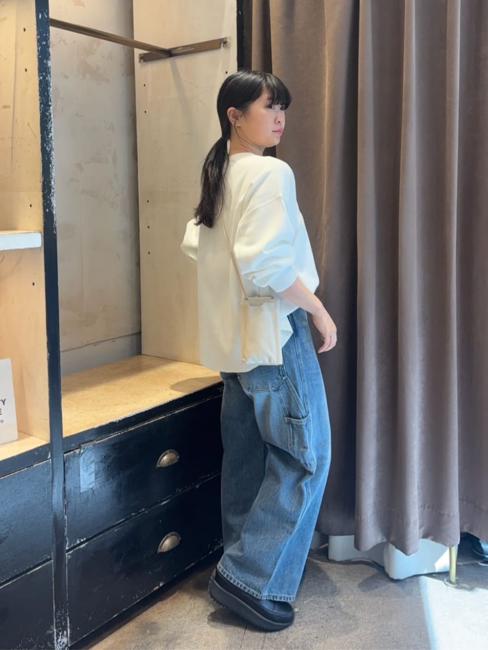 ホワイト系のショルダーバッグ、ブルー系のその他パンツ、ホワイト系のTシャツ/カットソーを着用したレディースの春コーディネートの2枚目の写真