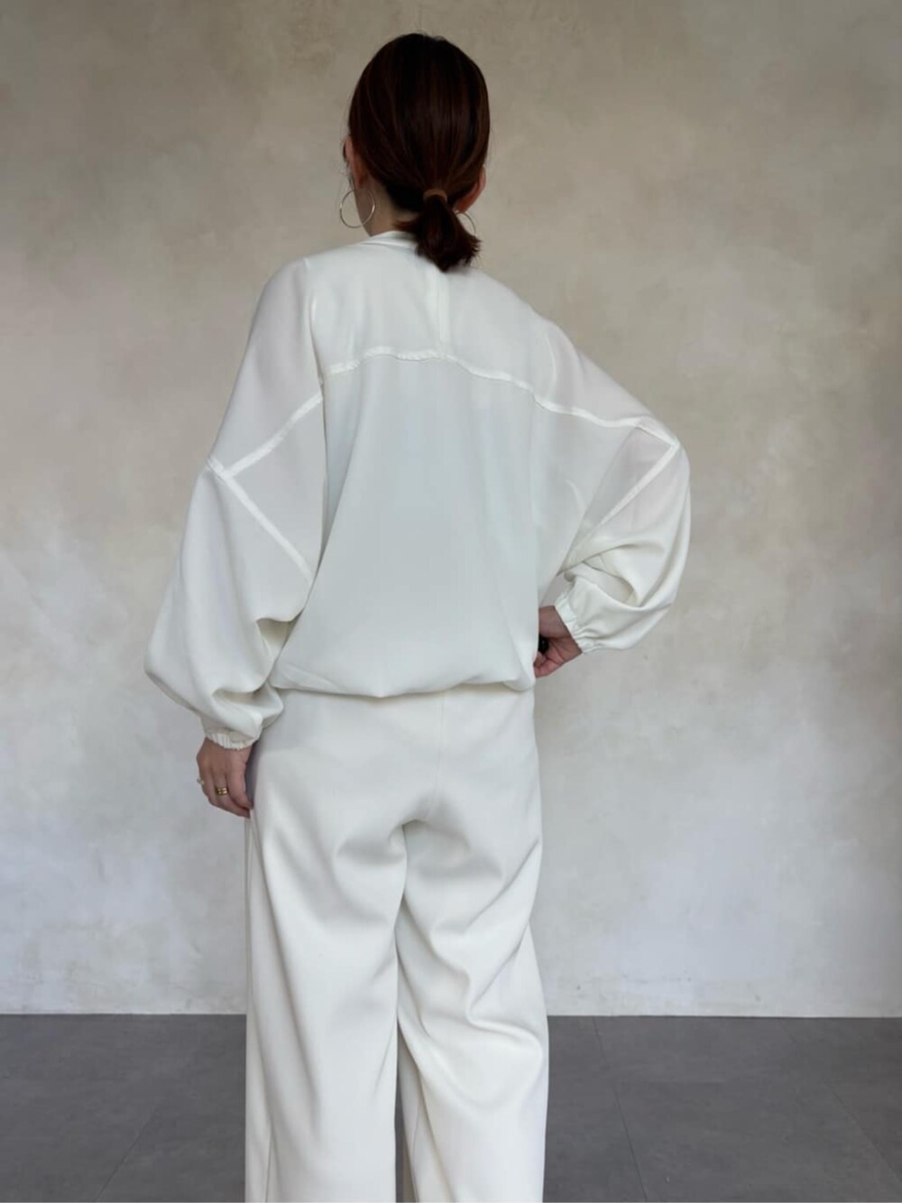 ベージュ系のカーディガン/ボレロ、ホワイト系のその他パンツ、ホワイト系のシャツ/ブラウスを着用したレディースの冬コーディネートの7枚目の写真