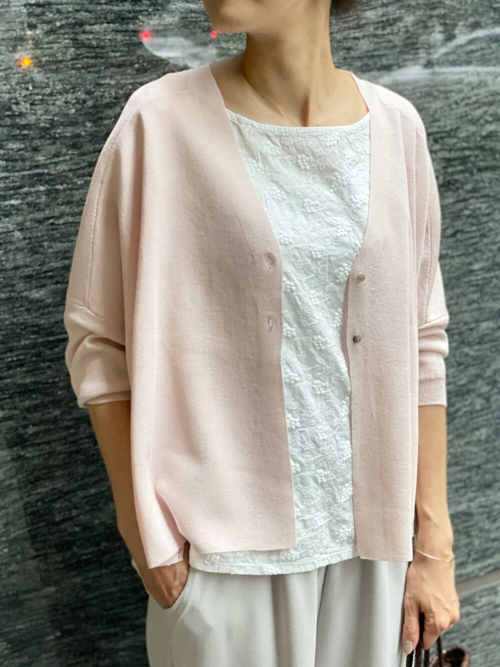 ピンク系のカーディガン/ボレロ、ホワイト系のTシャツ/カットソー、グレー系のその他パンツを着用したレディースの夏コーディネートの3枚目の写真