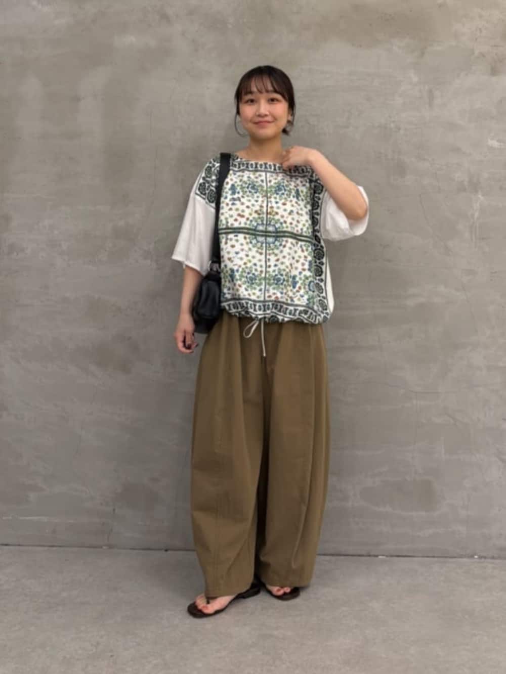 イエロー系のその他パンツ、ホワイト系のTシャツ/カットソーを着用したレディースの春コーディネートの6枚目の写真