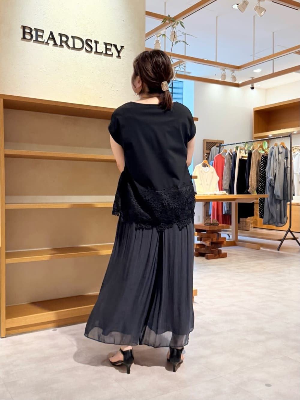 ブラック系のその他パンツ、ブラック系のTシャツ/カットソーを着用したレディースの春コーディネートの5枚目の写真