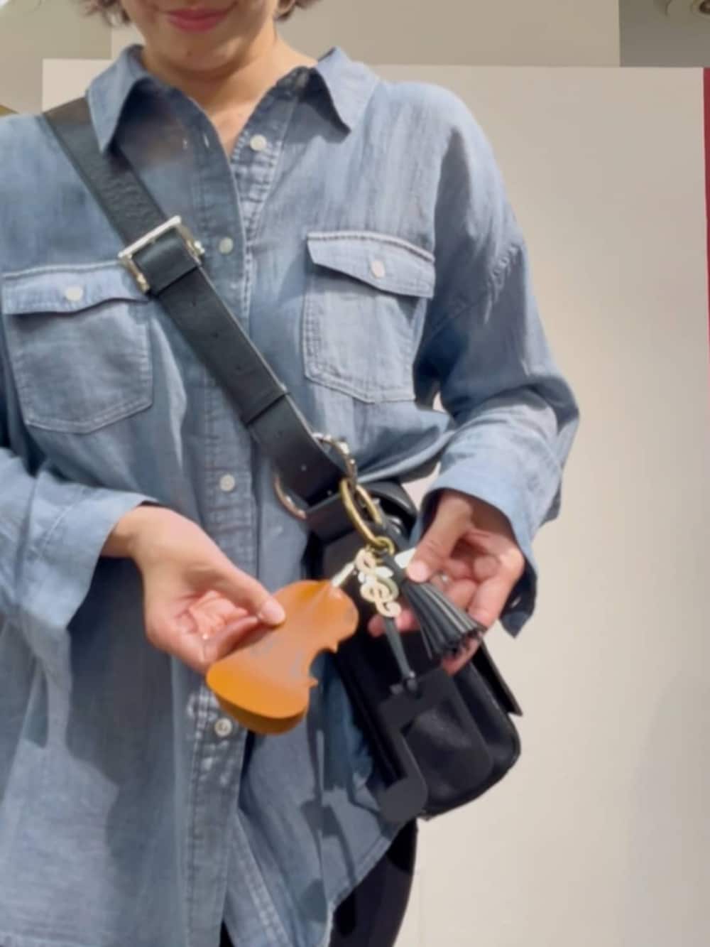 ブルー系のシャツ/ブラウス、ブラック系のその他パンツ、ブラック系のローファーを着用したレディースの春コーディネートの9枚目の写真