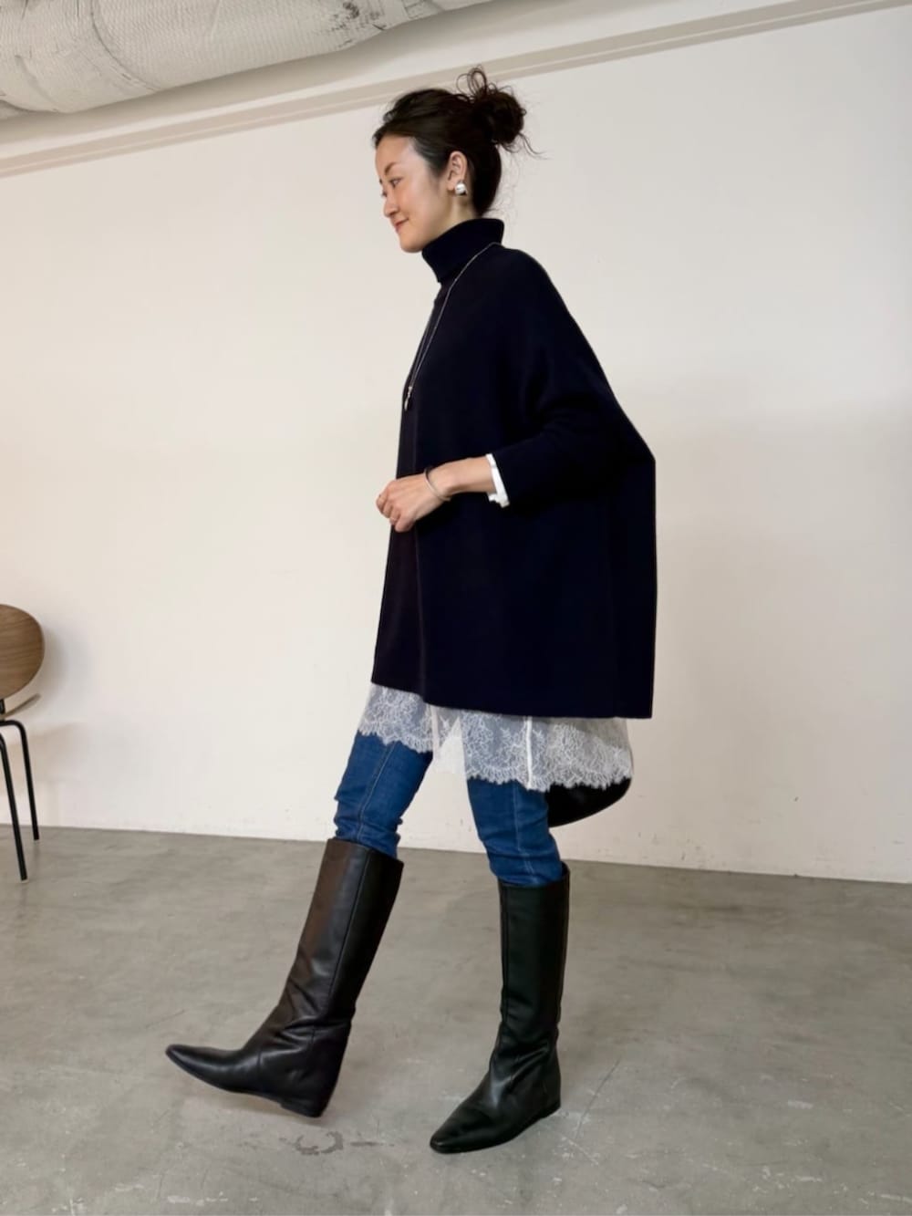 ブルー系のデニムパンツ、ブラック系のトートバッグ、ホワイト系のTシャツ/カットソーを着用したレディースの秋コーディネートの3枚目の写真