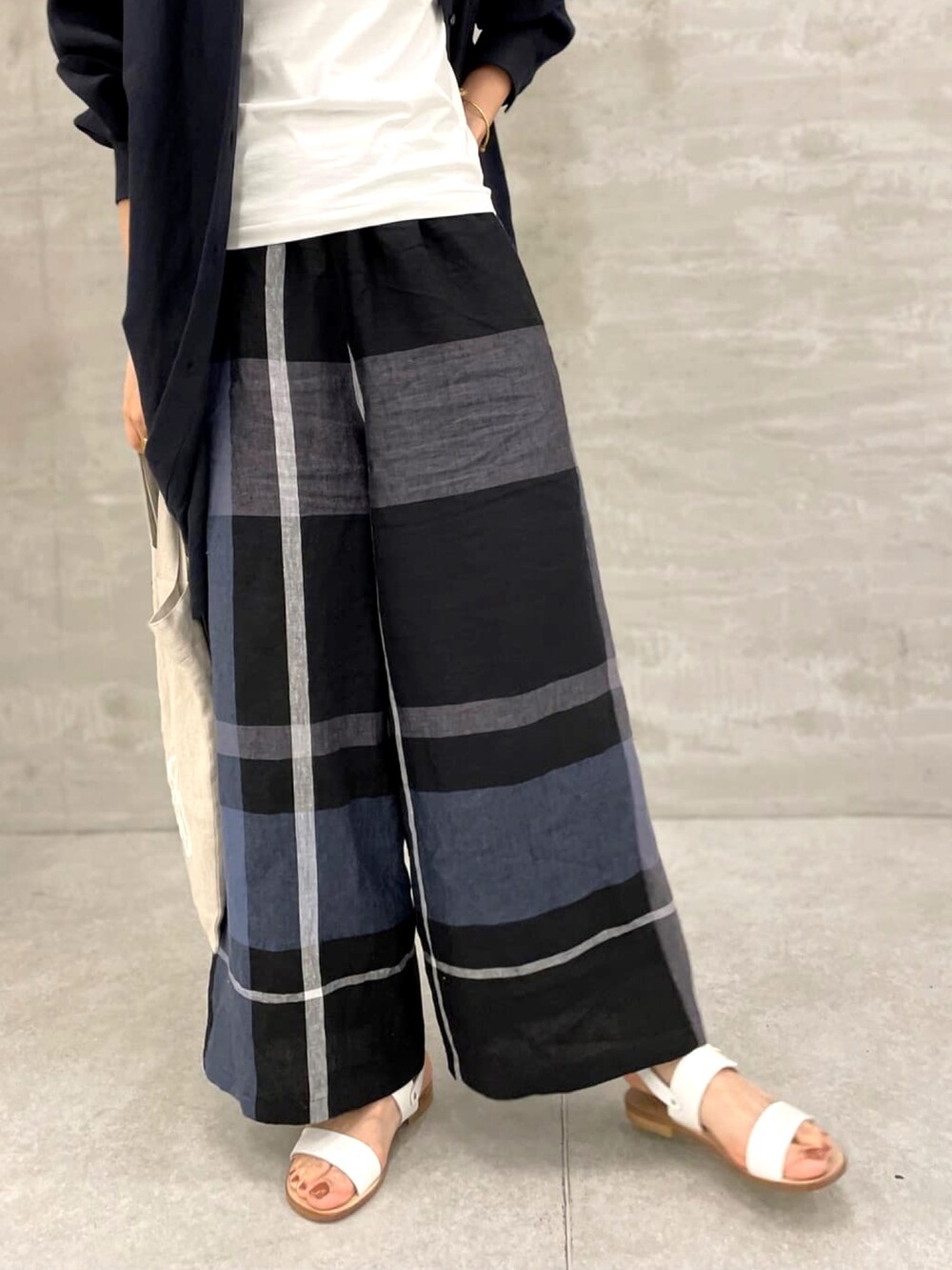 ブルー系のその他パンツ、ブルー系のシャツワンピースを着用したレディースの春コーディネートの2枚目の写真