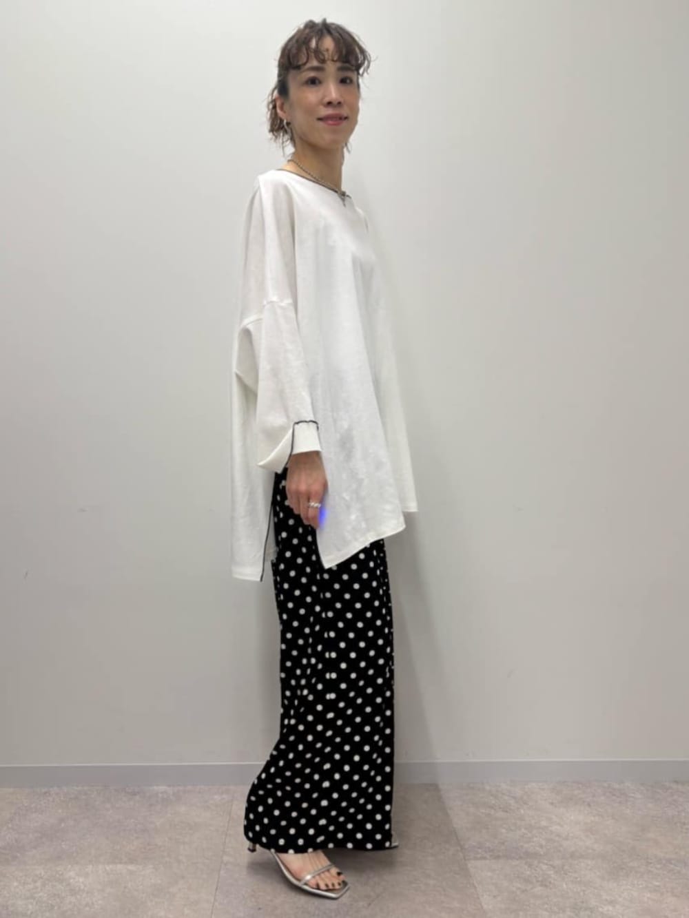 ホワイト系のTシャツ/カットソーを着用したレディースの冬コーディネートの2枚目の写真