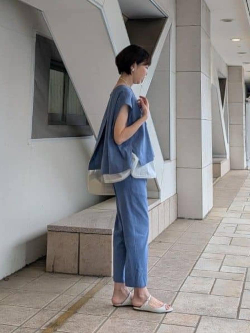 ホワイト系のタンクトップ、ブルー系のシャツ/ブラウス、ブルー系のその他パンツを着用したレディースの春コーディネートの3枚目の写真