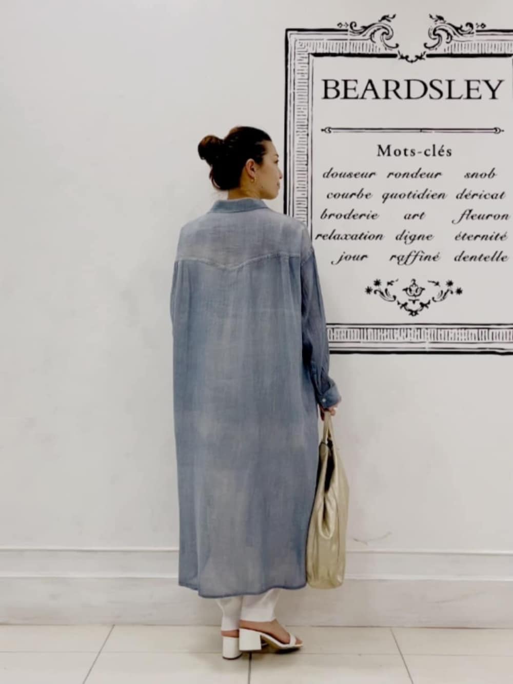 ブルー系のワンピースを着用したレディースの冬コーディネートの5枚目の写真