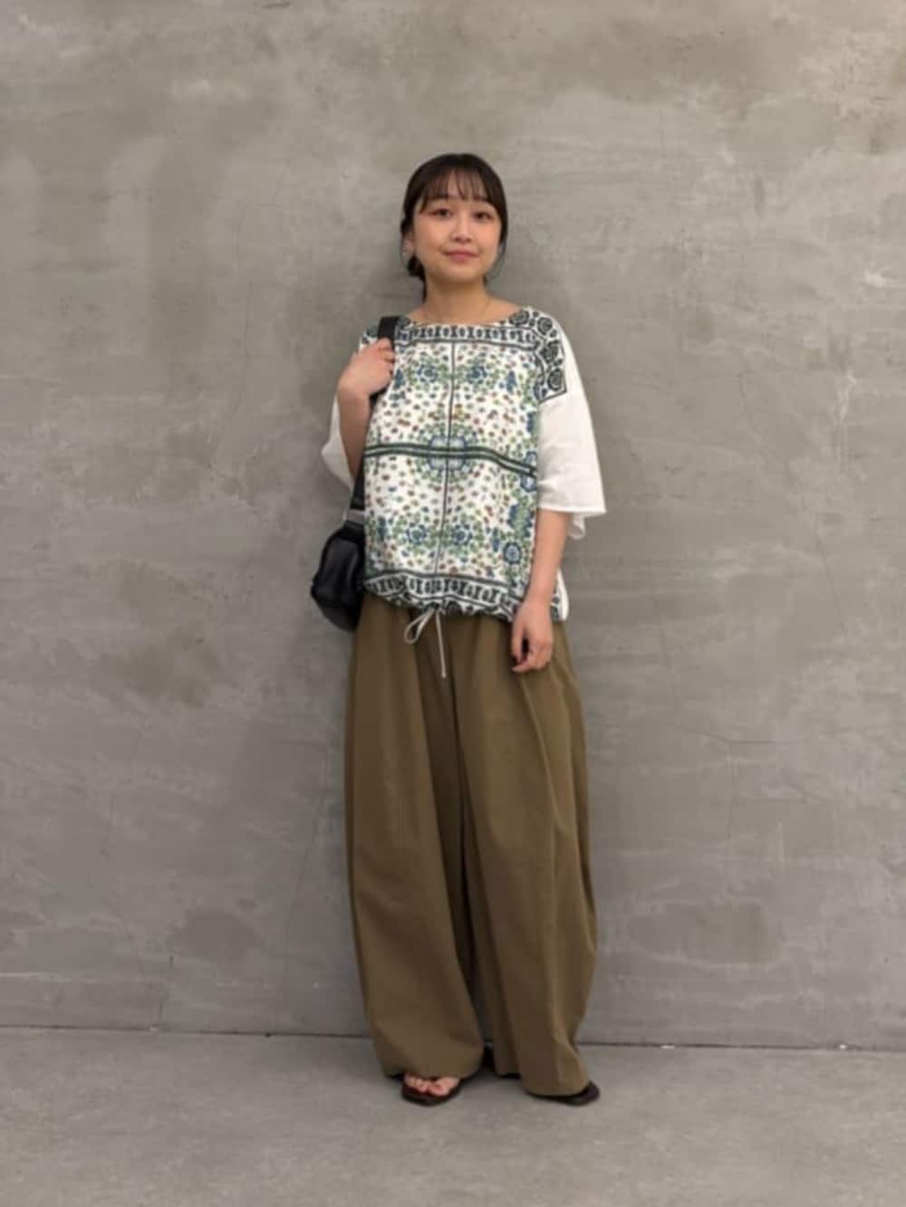 イエロー系のその他パンツ、ホワイト系のTシャツ/カットソーを着用したレディースの春コーディネートの5枚目の写真