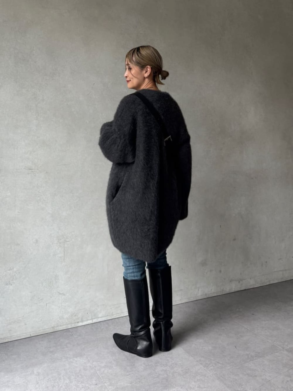 ブルー系のデニムパンツ、ブラック系のショルダーバッグ、グレー系のその他アウターを着用したレディースの夏コーディネートの6枚目の写真