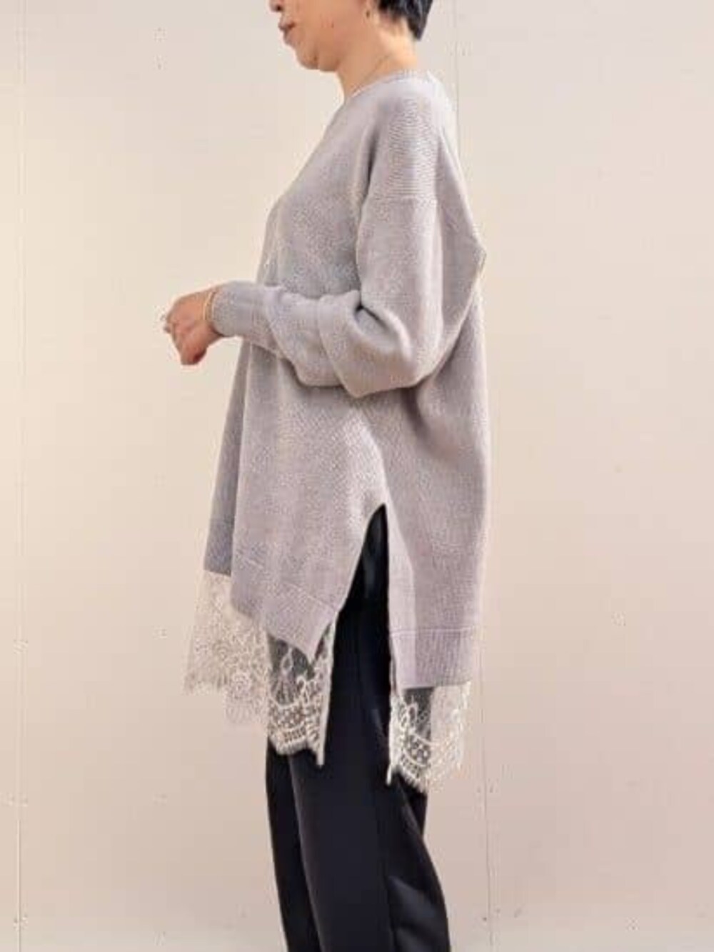 ブラック系のその他パンツ、グレー系のトートバッグ、グレー系のニット/セーターを着用したレディースの秋コーディネートの4枚目の写真