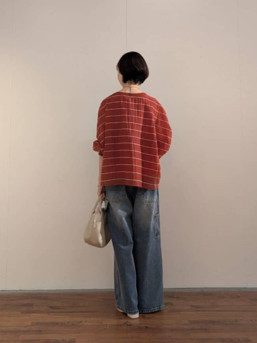 ブルー系のその他パンツ、レッド系のシャツ/ブラウスを着用したレディースの春コーディネートの4枚目の写真