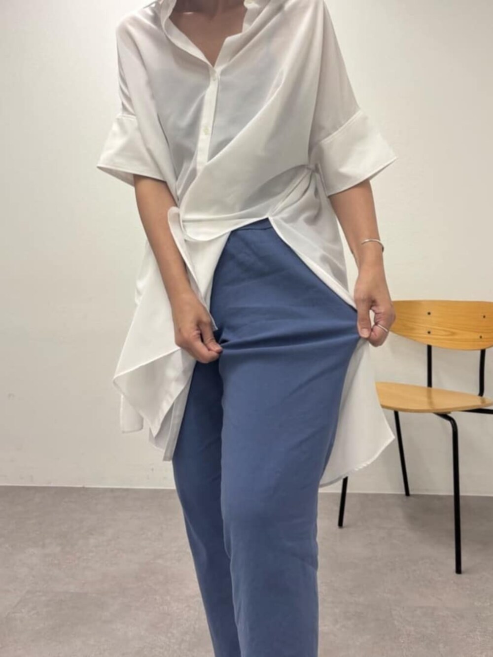 ブルー系のその他パンツ、ホワイト系のワンピースを着用したレディースの春コーディネートの9枚目の写真