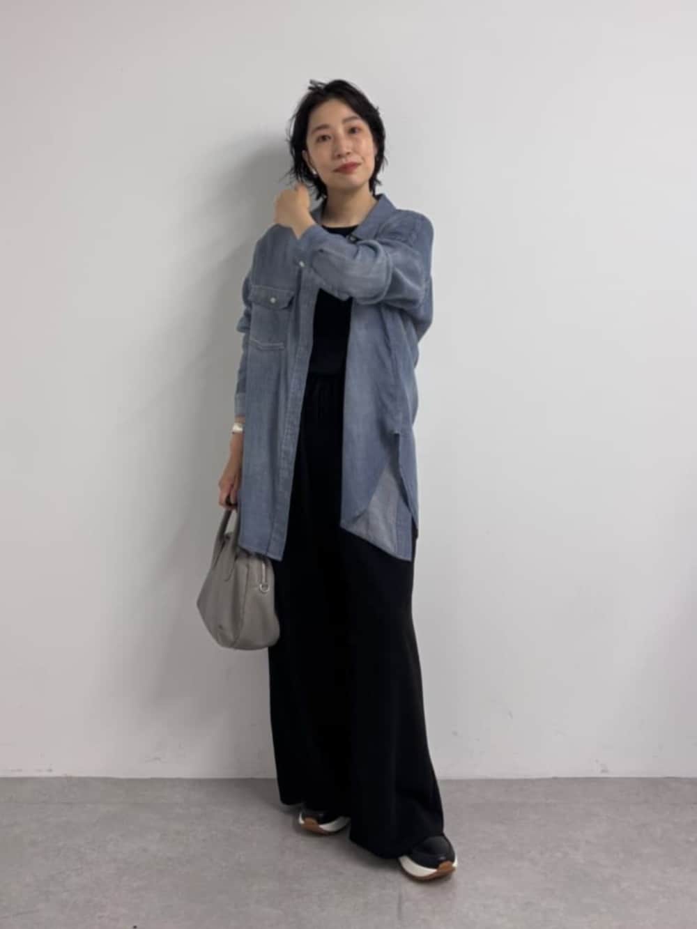 ブルー系のシャツ/ブラウス、ブラック系のシャツ/ブラウス、ブラック系のその他パンツを着用したレディースの春コーディネートの7枚目の写真