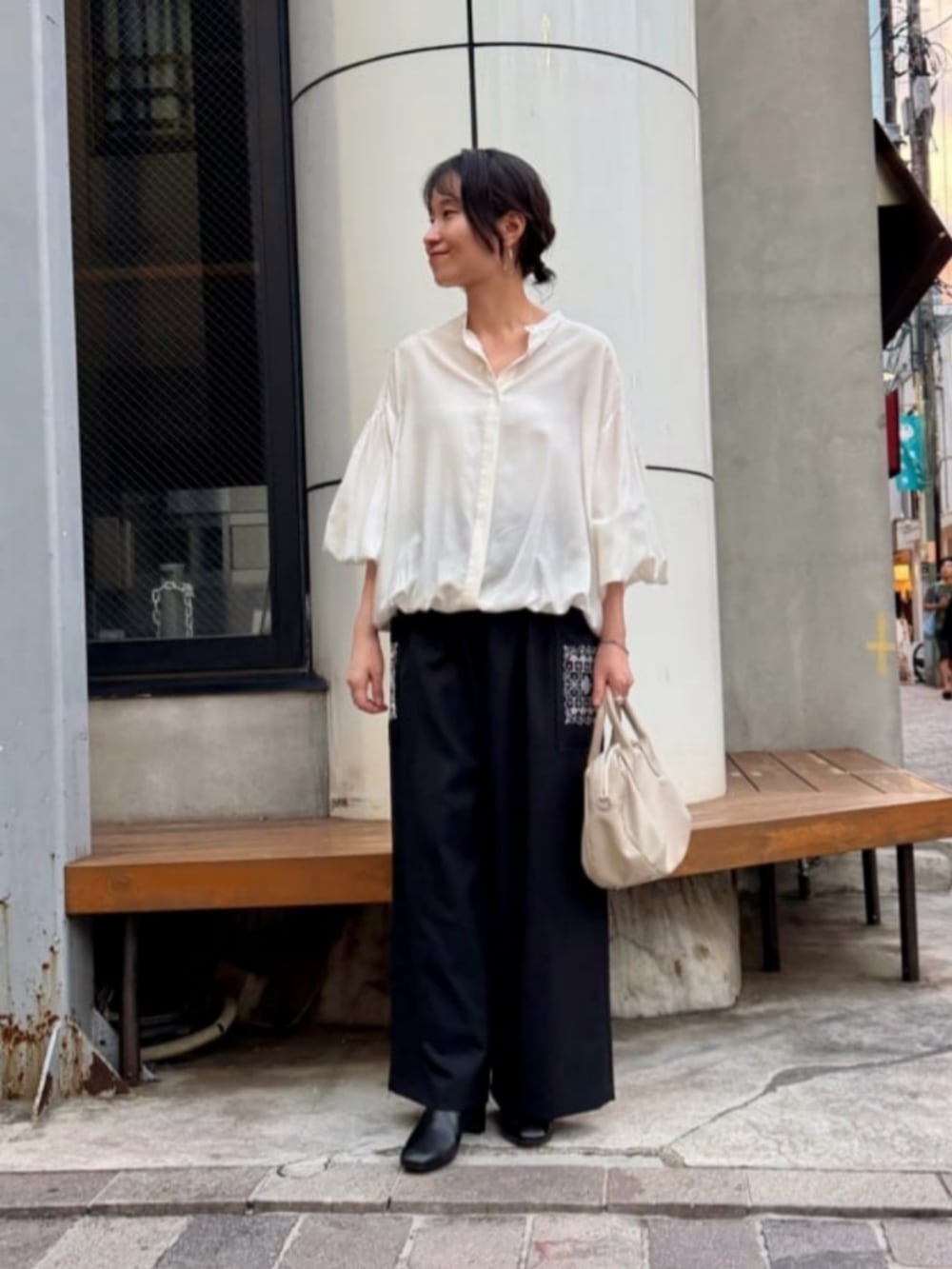 ホワイト系のシャツ/ブラウス、ブラック系のその他パンツ、ブラック系のブーツを着用したレディースの秋コーディネートの2枚目の写真