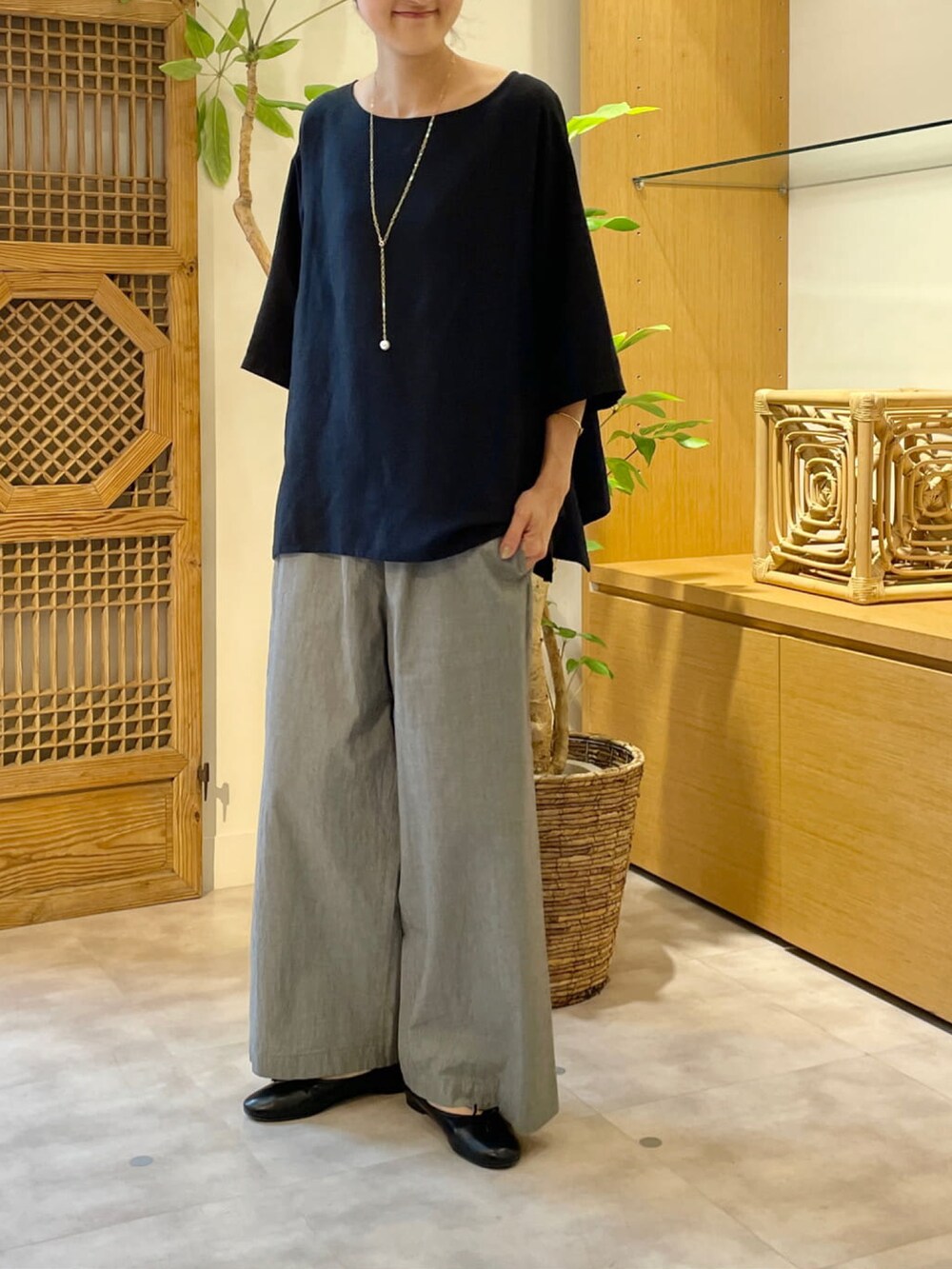 ブラック系のシャツ/ブラウス、グレー系のその他パンツを着用したレディースの夏コーディネートの4枚目の写真