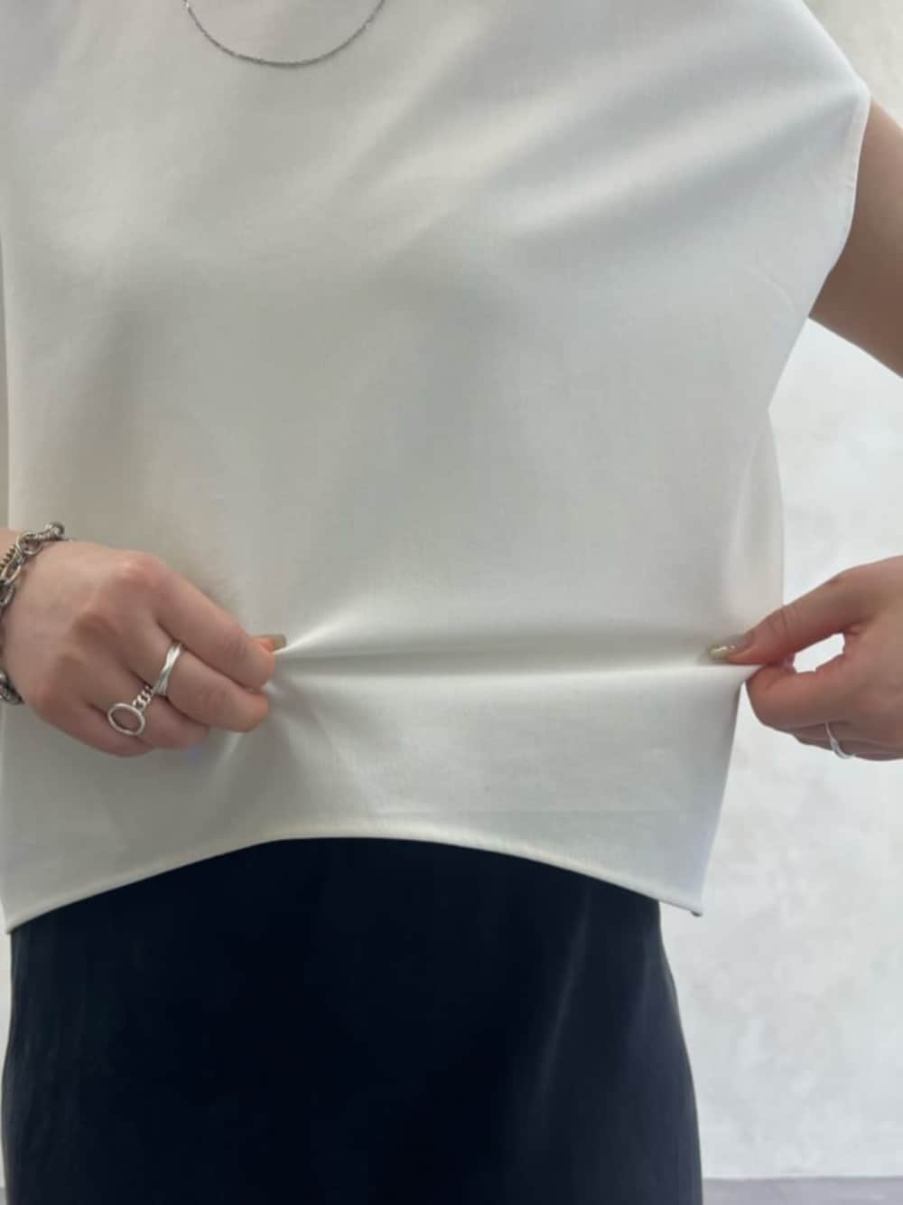 ブラック系のトートバッグ、ベージュ系のテーラードジャケット、ベージュ系のスカートを着用したレディースの春コーディネートの8枚目の写真