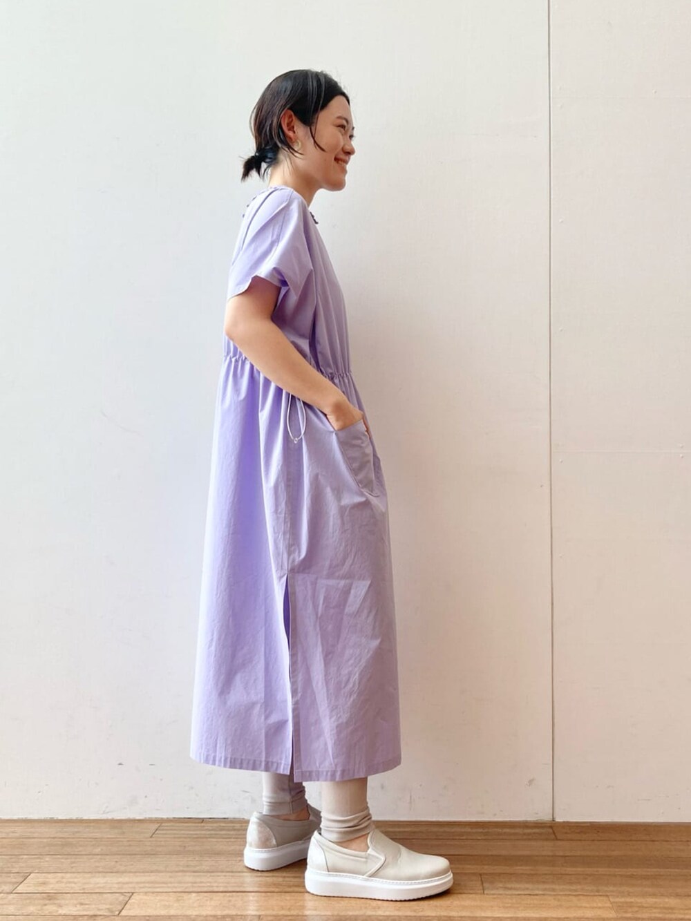 グレー系のTシャツ/カットソー、パープル系のワンピース/ドレス、グレー系のスリッポンを着用したレディースの春コーディネートの2枚目の写真