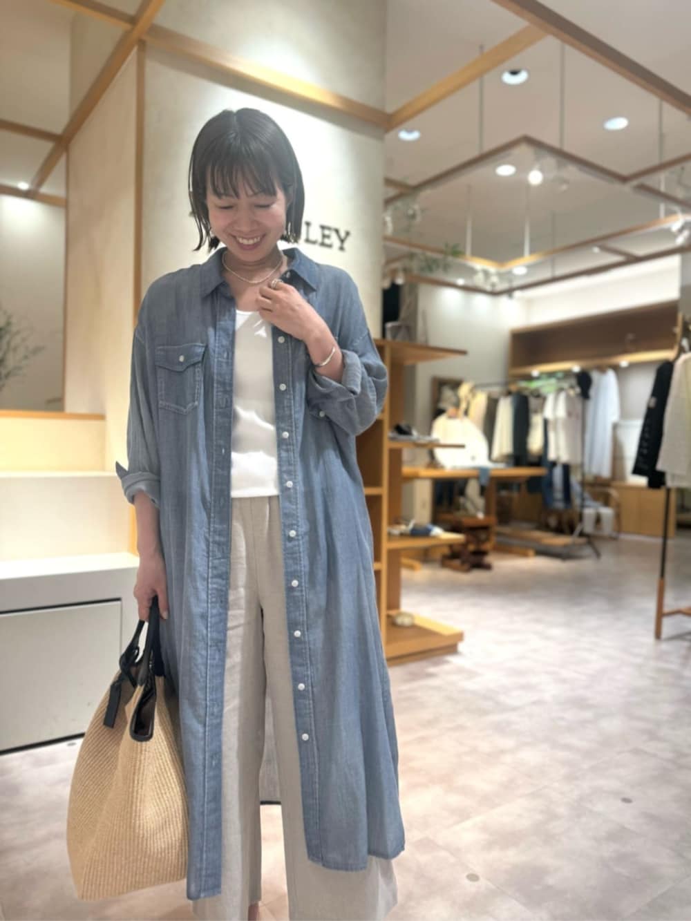 ブルー系のワンピースを着用したレディースの冬コーディネートの6枚目の写真