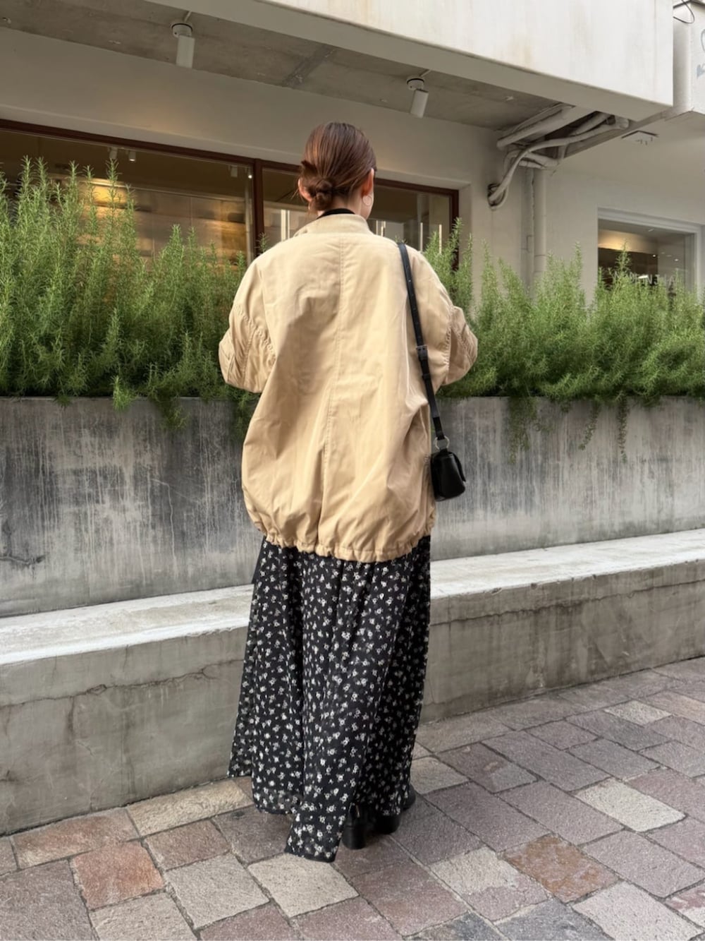 ベージュ系のブルゾン、ブラック系のスカート、ブラック系のニット/セーターを着用したレディースの夏コーディネートの3枚目の写真