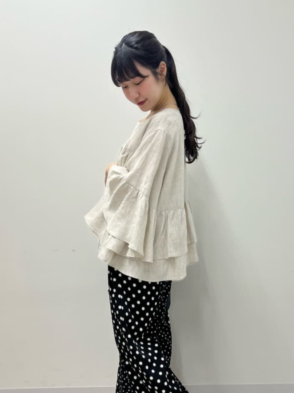 ブラック系のボストンバッグ、ホワイト系のシャツ/ブラウス、ブラック系のその他パンツを着用したレディースの春コーディネートの9枚目の写真