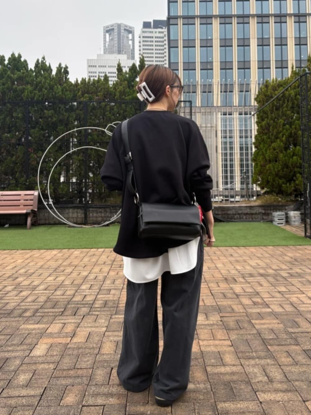 ホワイト系のシャツ/ブラウス、ブルー系のTシャツ/カットソー、ブラック系のその他パンツを着用したレディースの冬コーディネートの8枚目の写真