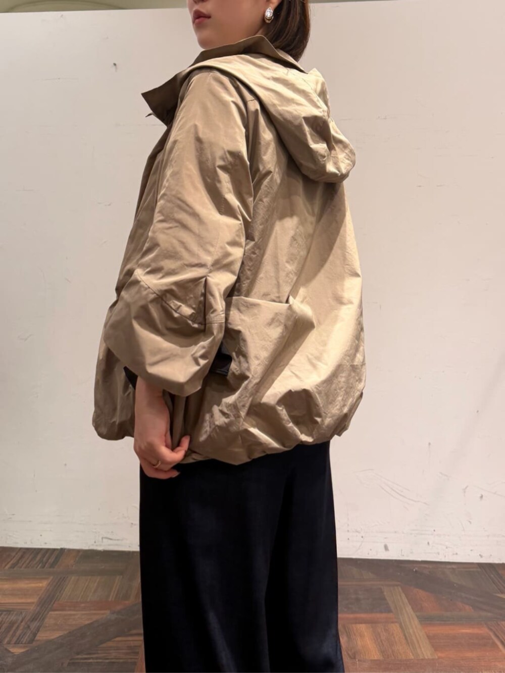 ブルー系のその他パンツ、ブラウン系のブルゾン、ブラック系のトートバッグを着用したレディースの冬コーディネートの5枚目の写真