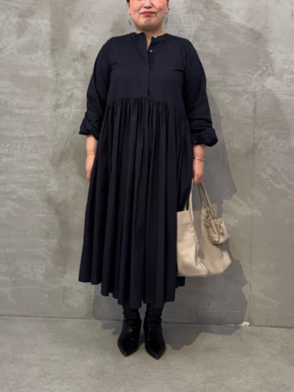 ブルー系のワンピースを着用したレディースの冬コーディネートの4枚目の写真