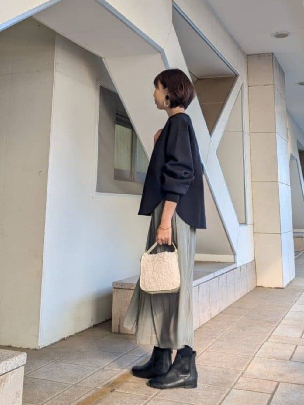 ブラック系のブーツ、ブラック系のTシャツ/カットソー、グリーン系のその他パンツを着用したレディースの秋コーディネートの2枚目の写真