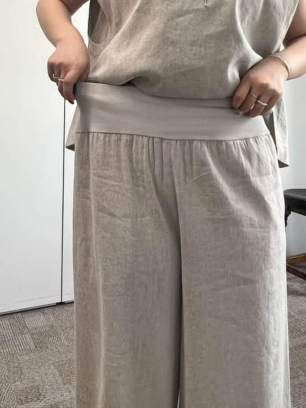 グレー系のボストンバッグ、ホワイト系のシャツ/ブラウス、ベージュ系のシャツ/ブラウスを着用したレディースの冬コーディネートの9枚目の写真