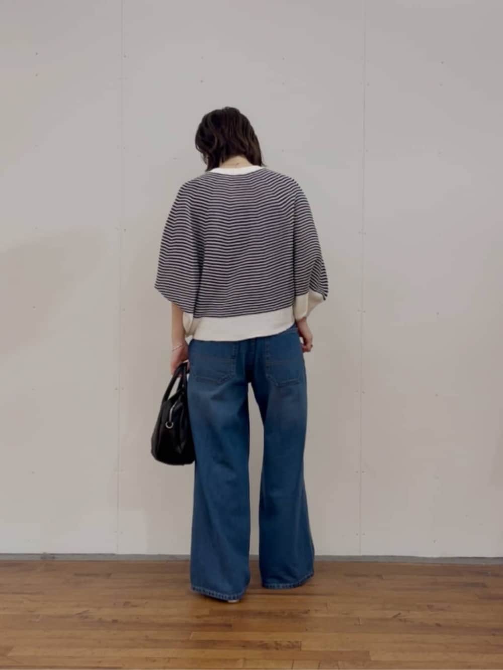 ブルー系のニット/セーター、ブルー系のその他パンツを着用したレディースの春コーディネートの4枚目の写真