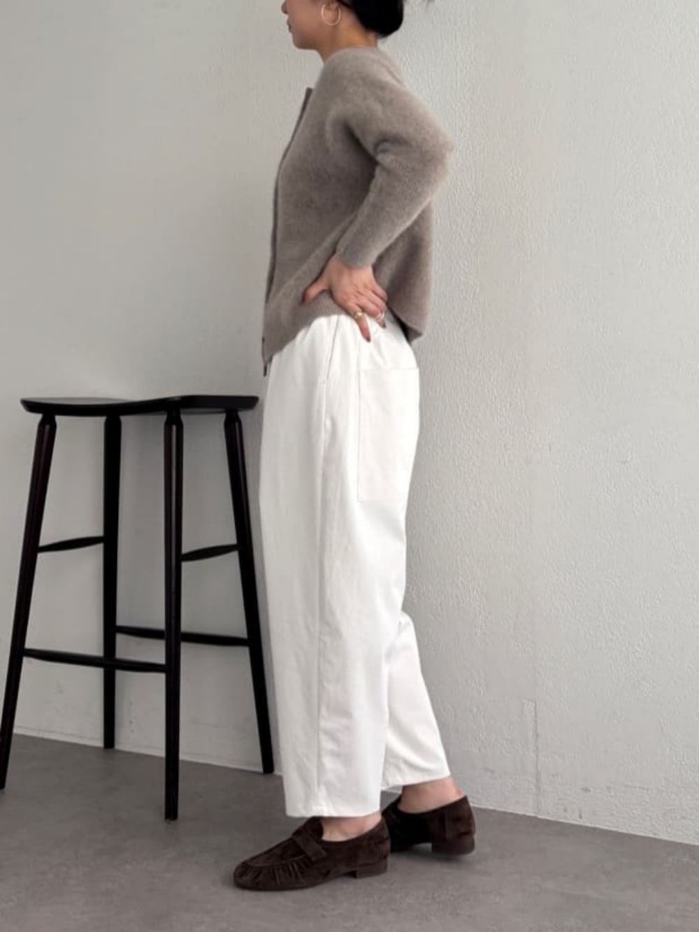 ブラウン系のニット/セーター、ホワイト系のその他パンツ、ブラウン系のその他シューズを着用したレディースの夏コーディネートの4枚目の写真