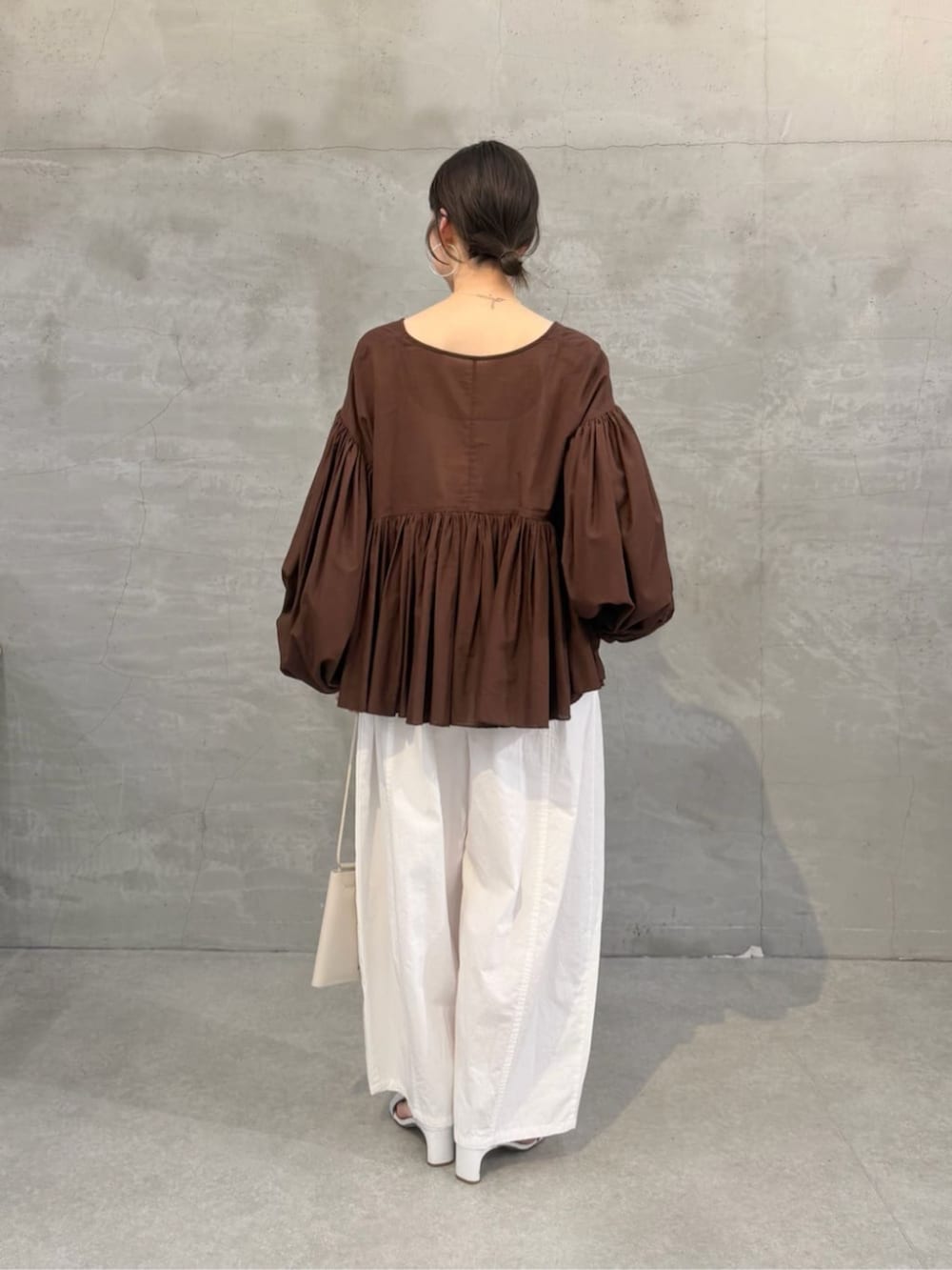 ホワイト系のショルダーバッグ、ホワイト系のその他パンツ、ブラウン系のシャツ/ブラウスを着用したレディースの冬コーディネートの3枚目の写真