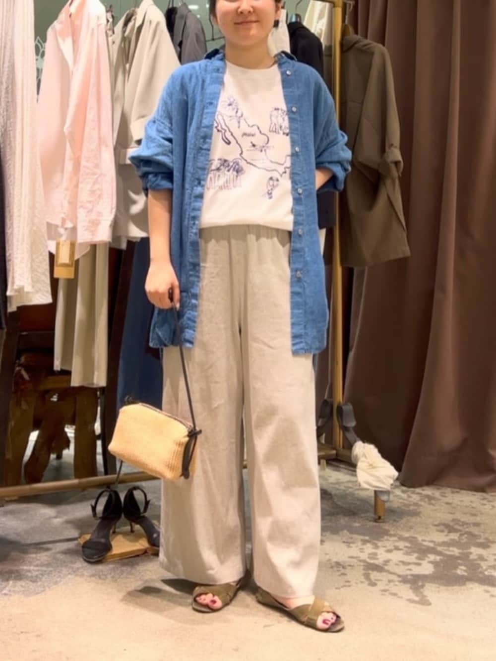 ベージュ系のその他パンツ、ホワイト系のTシャツ/カットソー、ブルー系のシャツ/ブラウスを着用したレディースの春コーディネートの2枚目の写真