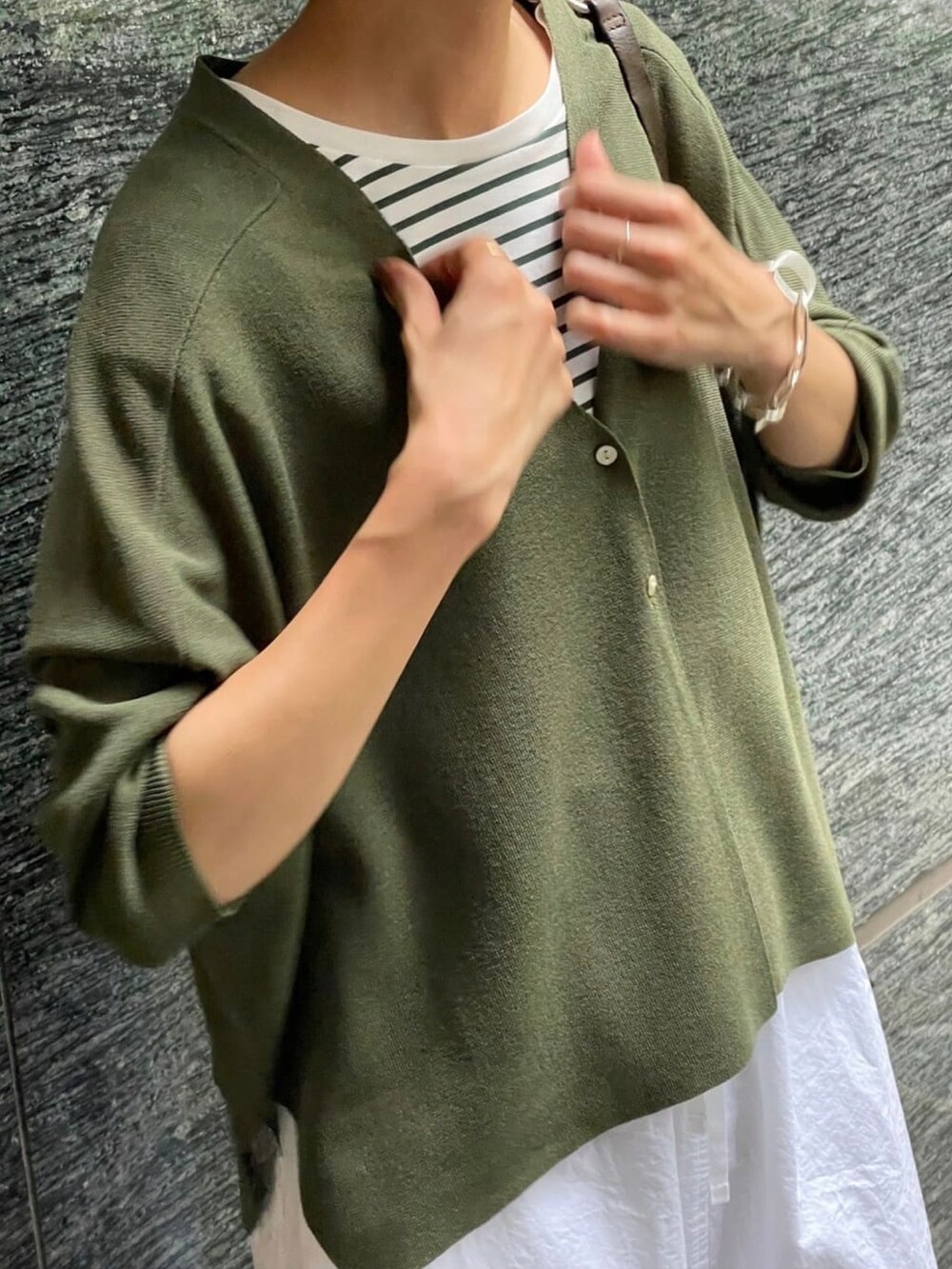 グリーン系のカーディガン/ボレロ、グリーン系のTシャツ/カットソー、グリーン系のショルダーバッグを着用したレディースの夏コーディネートの4枚目の写真