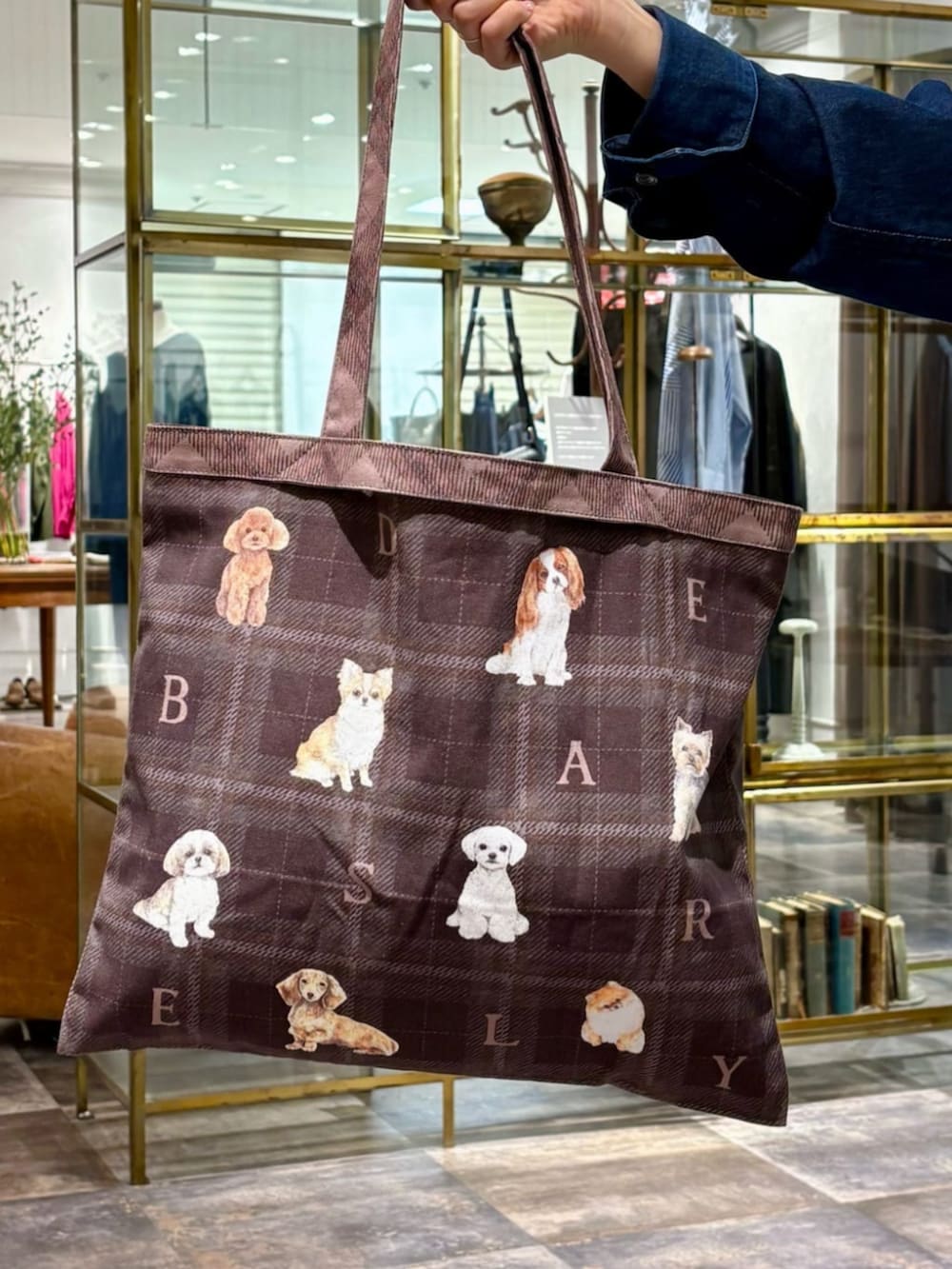 ブルー系のシャツ/ブラウス、ベージュ系のトートバッグ、ブラック系のその他パンツを着用したレディースの秋コーディネートの7枚目の写真