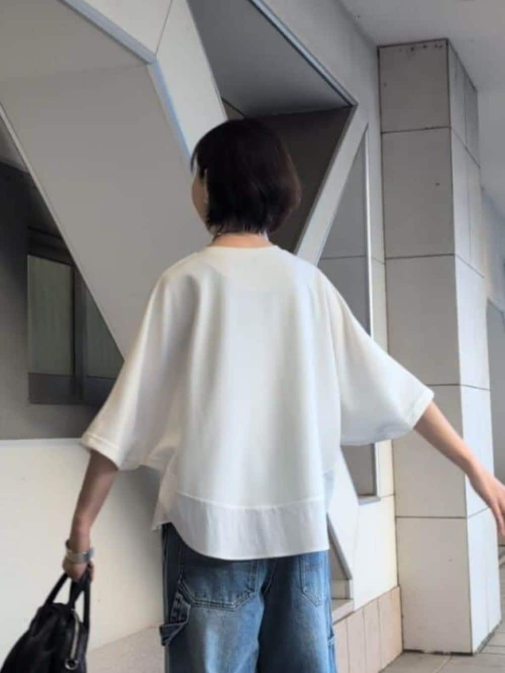 ブルー系のその他パンツ、ブラウン系のテーラードジャケット、ホワイト系のTシャツ/カットソーを着用したレディースの春コーディネートの9枚目の写真
