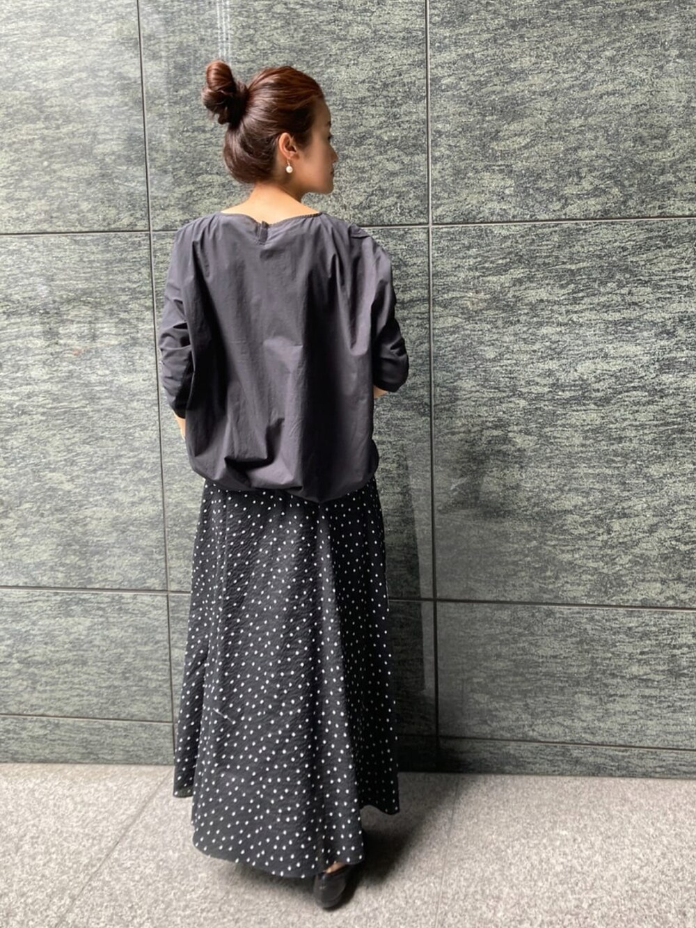 ブラック系のシャツ/ブラウス、ブラック系のスカートを着用したレディースの夏コーディネートの3枚目の写真