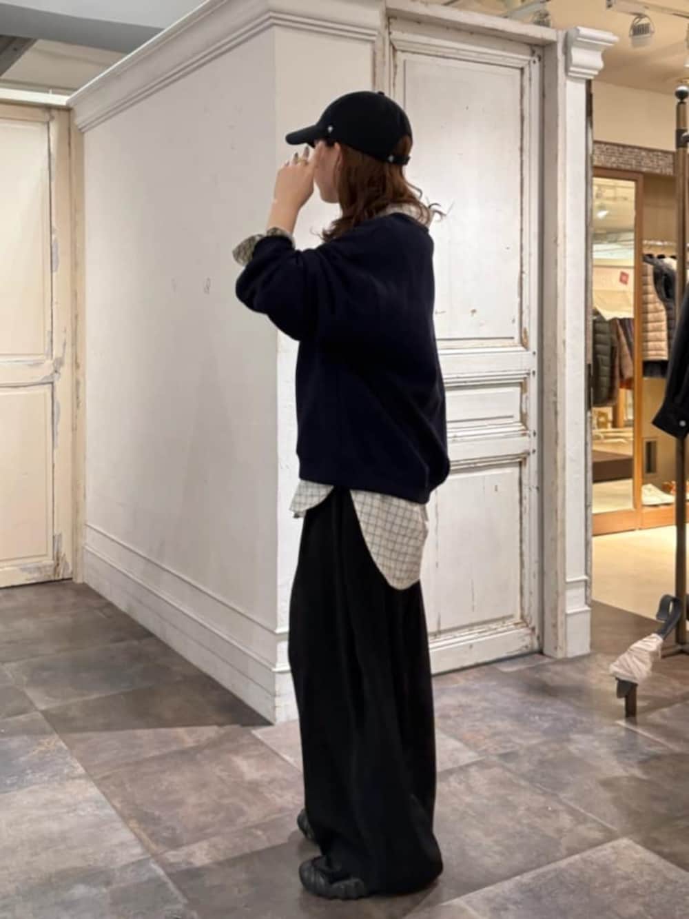 ホワイト系のシャツ/ブラウス、ブラック系のその他パンツ、ブルー系のTシャツ/カットソーを着用したレディースの冬コーディネートの2枚目の写真