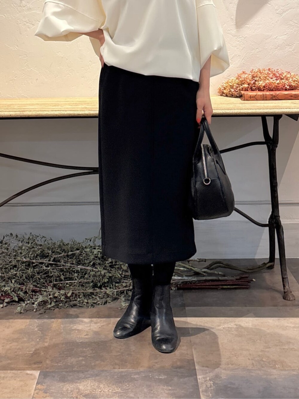 ブラック系のスカート、ホワイト系のシャツ/ブラウス、シルバー系のリングを着用したレディースの冬コーディネートの4枚目の写真