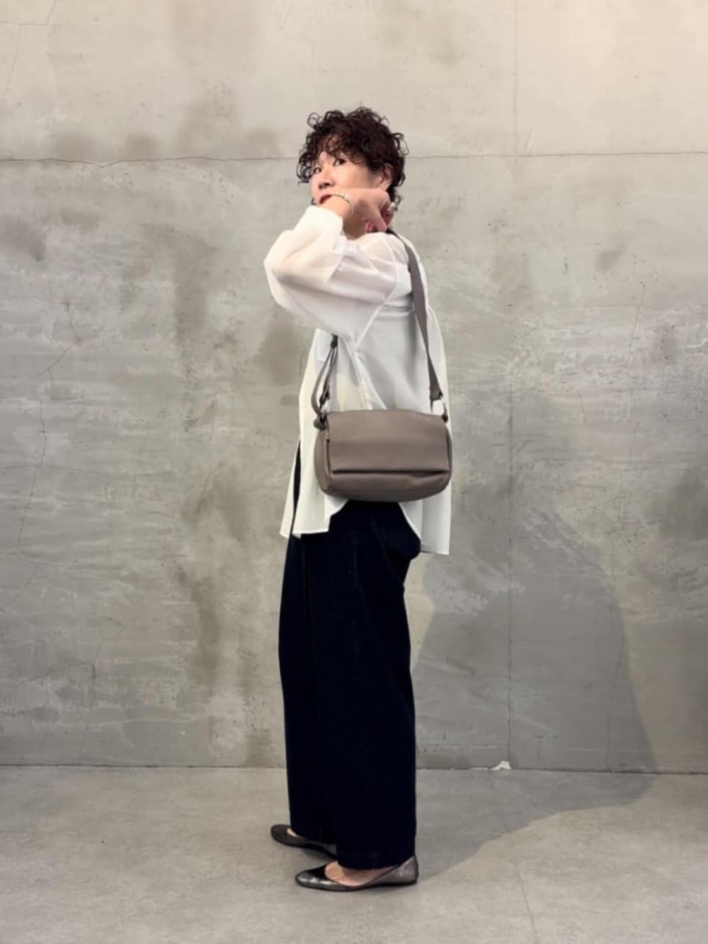 ホワイト系のシャツ/ブラウス、ブルー系のデニムパンツ、グリーン系のシャツ/ブラウスを着用したレディースの冬コーディネートの4枚目の写真