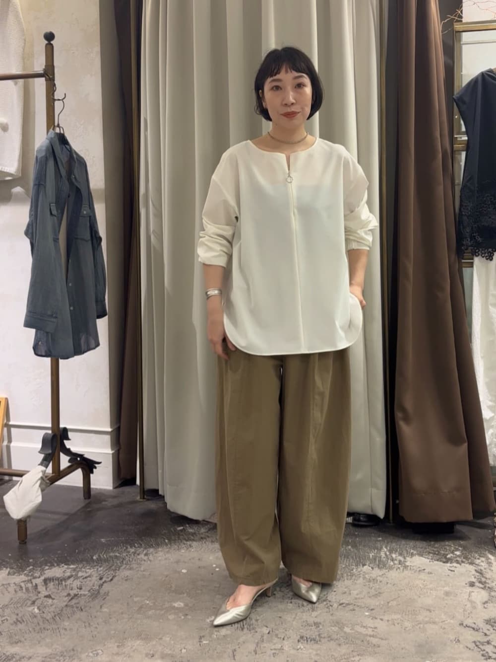 ホワイト系のシャツ/ブラウス、イエロー系のその他パンツを着用したレディースの春コーディネートの4枚目の写真