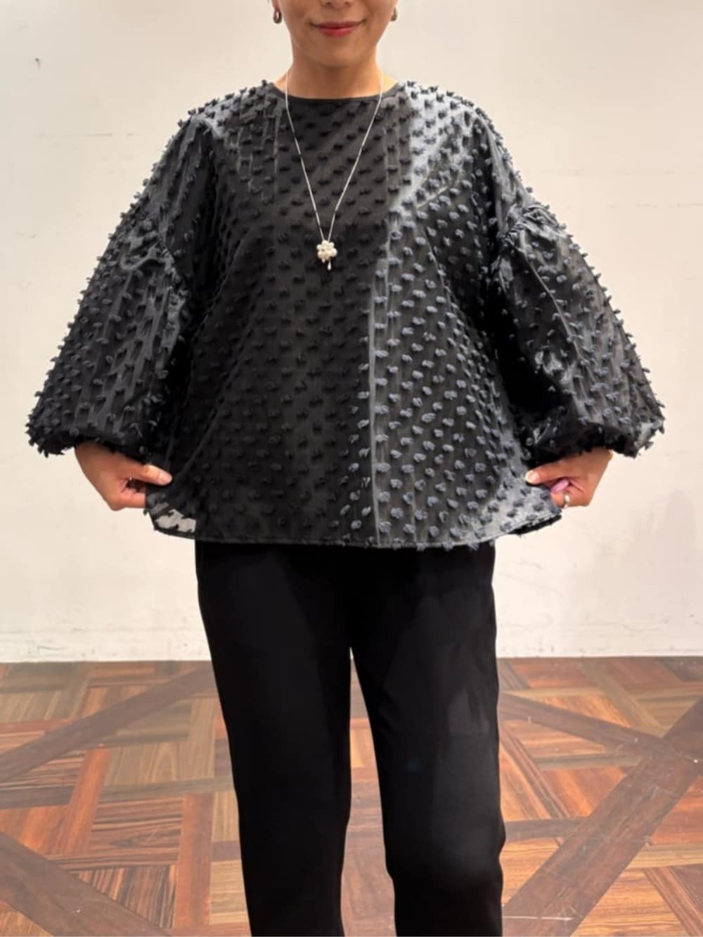 ブラック系のその他パンツ、ブラック系のノーカラージャケットを着用したレディースの夏コーディネートの9枚目の写真