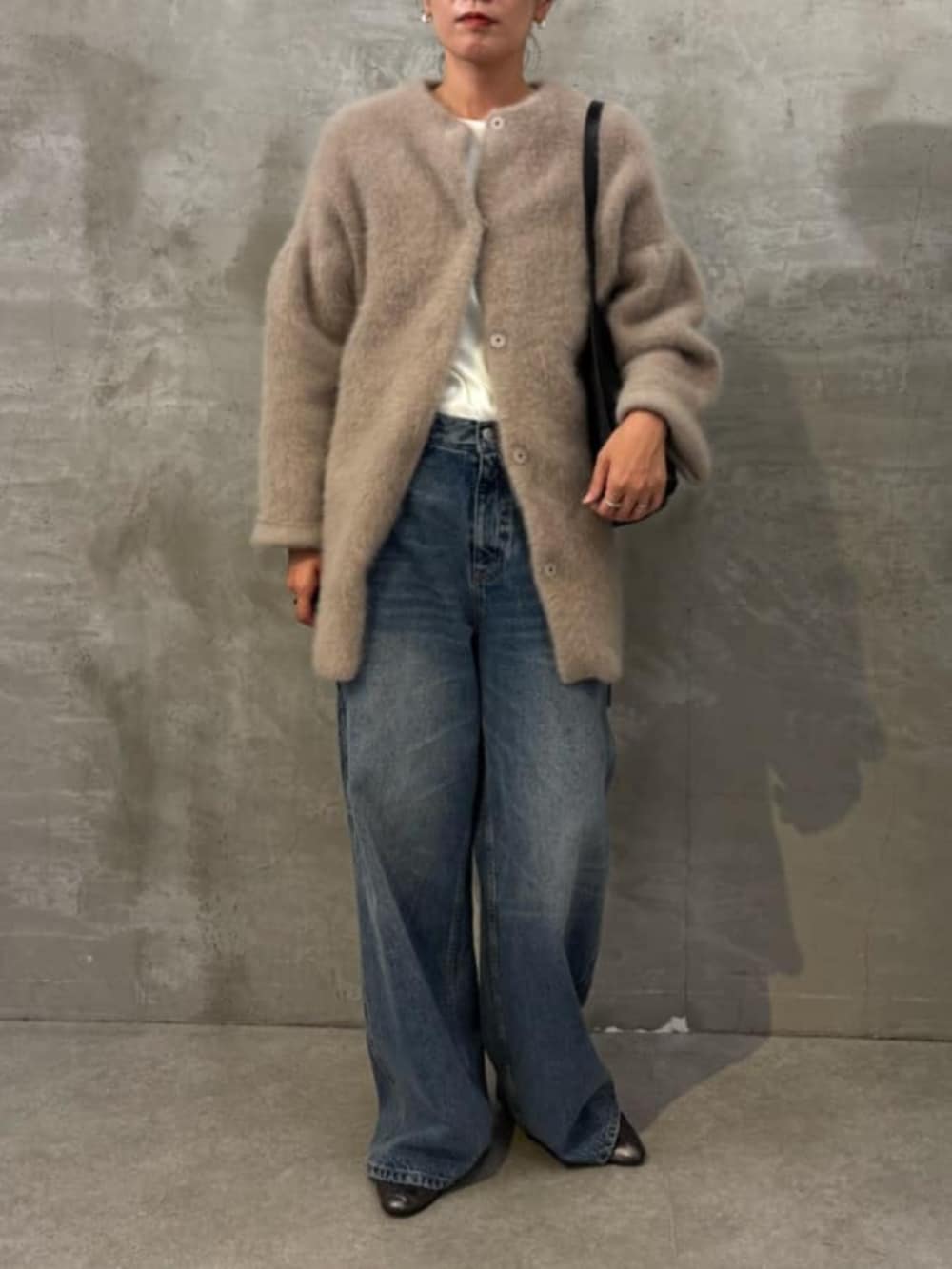 ブルー系のその他パンツ、ブラウン系のその他アウター、ブラック系のショルダーバッグを着用したレディースの夏コーディネートの2枚目の写真